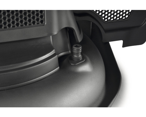 Vue détaillée d''une tondeuse à gazon avec raccordement d''eau