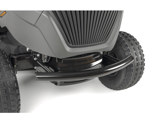 Vue détaillée d''un tracteur de pelouse avec pare-chocs