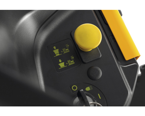 Gros plan sur les commandes d''un outil de jardinage avec bouton jaune et symboles de réglage de la hauteur