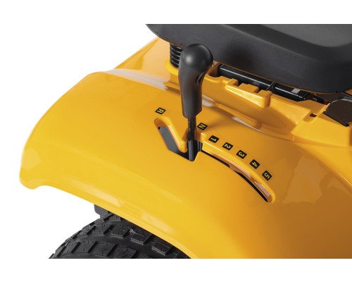 Gros plan sur le levier de vitesses d''un tracteur de pelouse