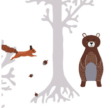 Illustration mit Bäumen, Eichhörnchen, Bär und Eicheln