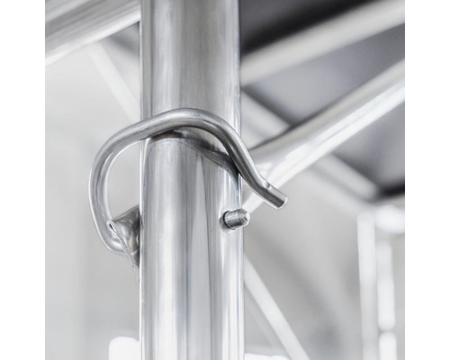 Vue détaillée d''une barre en acier inoxydable avec crochet de fixation.