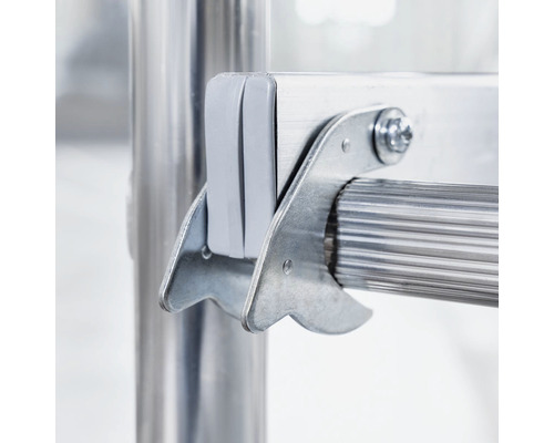 Gros plan d''une échelle en aluminium avec verrouillage de sécurité