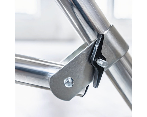 Vue détaillée d''une connexion avec vis et fermeture sur un châssis tubulaire métallique