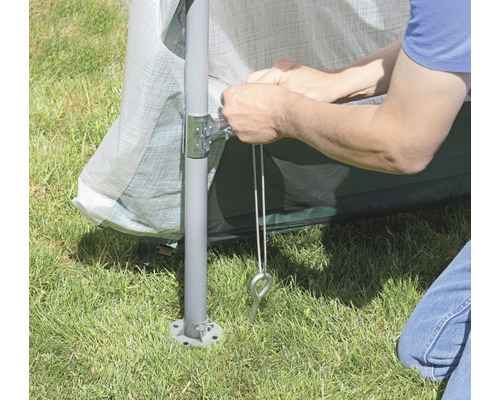 Gros plan d''une personne fixant un pavillon avec des sardines dans l''herbe