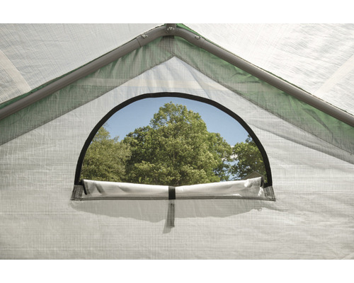 Vue détaillée d''une serre avec fenêtre ouverte