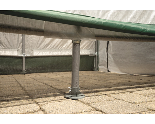 Vue détaillée des fondations d''une serre avec support en métal et fixation au sol