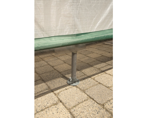 Vue détaillée du pied d''une serre sur un sol pavé