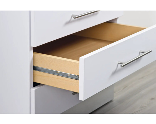 Weißer Schubladenschrank mit einer offenen Schublade.