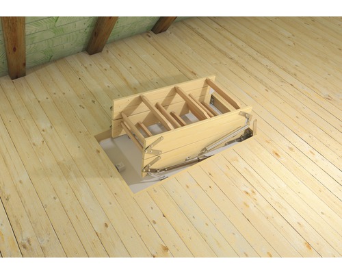 Escalier de grenier en bois déplié dans les combles