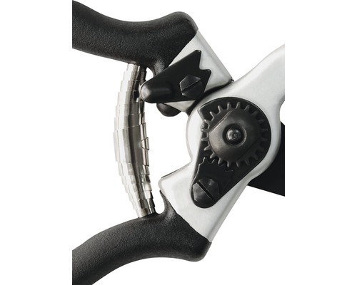 Gros plan d''un sécateur avec poignée noire et éléments métalliques argentés