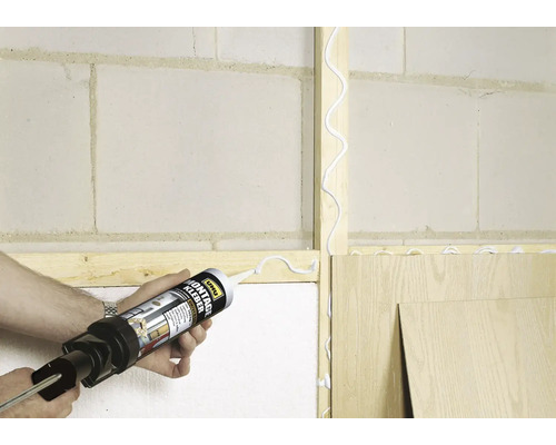 Montagekleber wird mit einer Kartuschenpistole aufgetragen