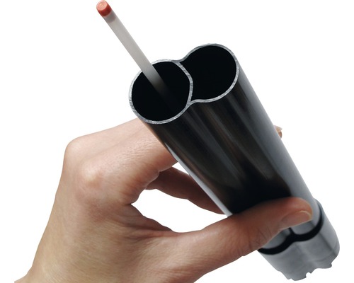 Duo-Fugenstift in der Hand