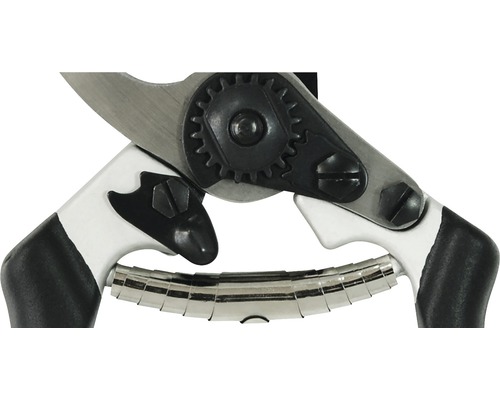 Gros plan d''un sécateur avec des lames en acier, un engrenage et une poignée