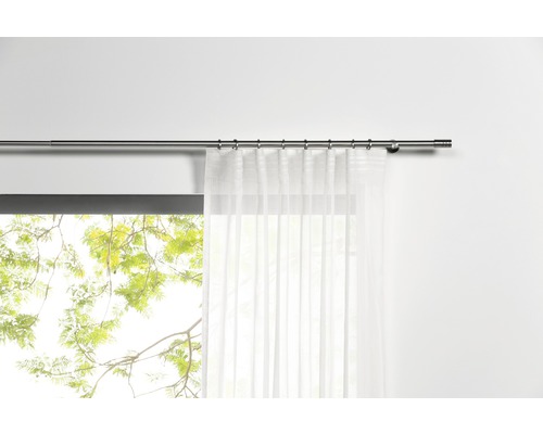 Gardinenstange mit weissem Vorhang vor Fenster