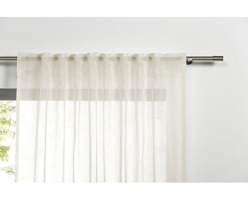 Voilage transparent suspendu à une tringle à rideaux