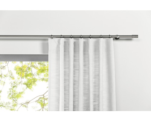 Gardine mit Gardinenstange vor einem Fenster