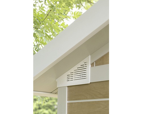 Vue détaillée d''un abri de jardin avec grille d''aération sous le toit