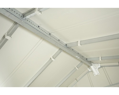 Vue intérieure d''un abri de jardin avec des poutres métalliques pour stabiliser le toit.