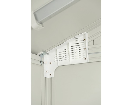 Gros plan sur un coin d''abri de jardin avec élément de ventilation.