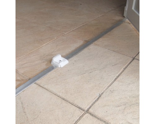 Profilé de sol en aluminium avec support en plastique sur sol carrelé