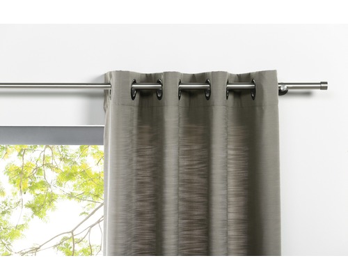 Gardine mit Ösen an Gardinenstange vor Fenster