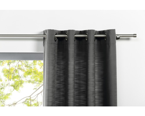 Foulards décoratifs avec œillets sur tringle à rideaux devant la fenêtre