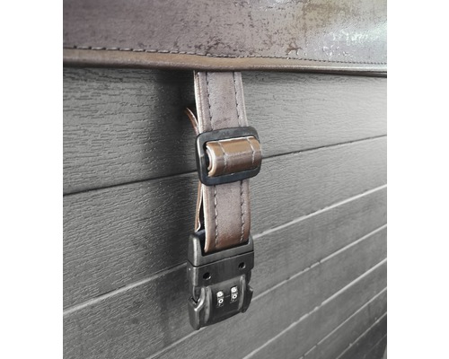 Detailansicht eines Spa-Covers mit Verschluss und Zahlenschloss