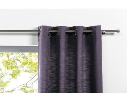 Rideau à œillets sur tringle à rideaux devant la fenêtre