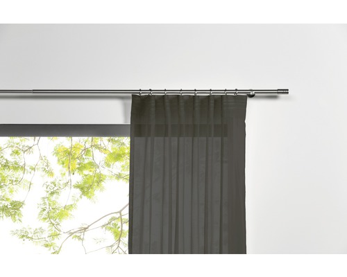 Gardinenstange mit Vorhang am Fenster