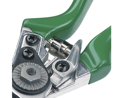 Gros plan d''un sécateur avec des poignées vertes et des parties métalliques argentées.
