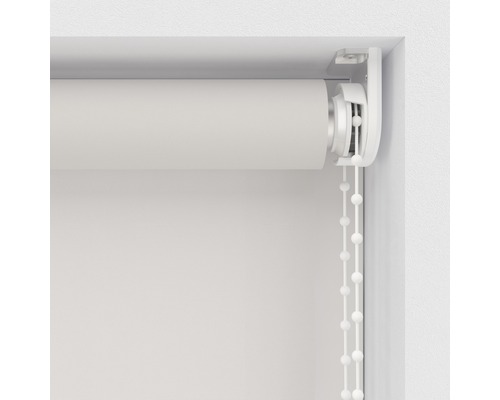 Weisse Rollos mit Kettenzug am Fenster