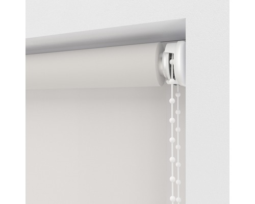 Detailansicht eines Rollos mit Bedienkette am Fenster
