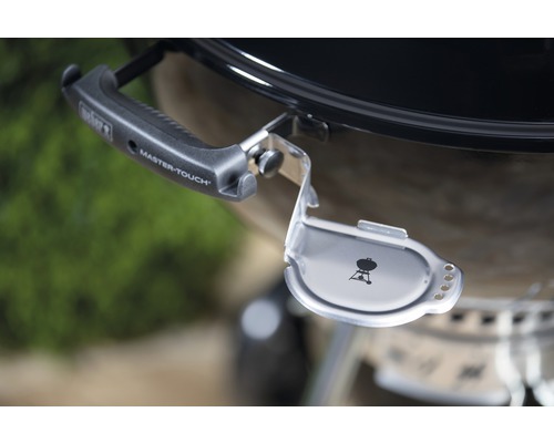 Detailansicht eines Weber Kugelgrills mit Deckelhalterung und Griff
