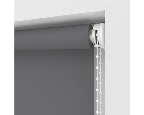 Graues Rollo mit Kettenzug zur Fensterdekoration