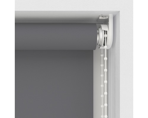 Graues Rollo mit Kettenzug zur Fensterdekoration