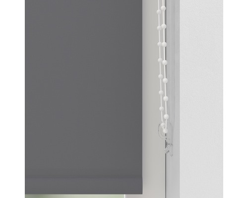Graues Rollo mit Kettenzug am Fenster