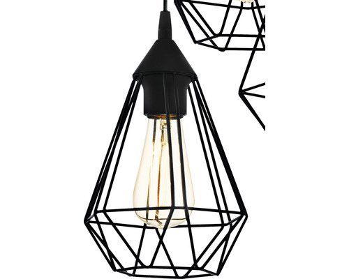 Vue détaillée d''une suspension noire avec abat-jour géométrique et ampoule