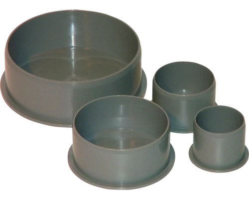 Mehrere graue PVC-Rohrstopfen in verschiedenen Größen