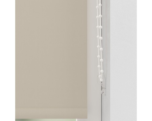 Beige Stoffrollos mit Kettenzug am Fenster