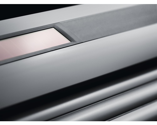 Detailansicht eines Rollladens mit Solarelement