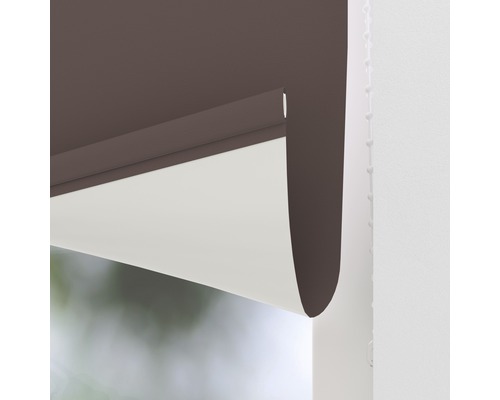 Detailaufnahme eines braunen Rollos zur Fensterdekoration und zum Sichtschutz