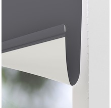 Grauer Verdunkelungsrollo am Fenster