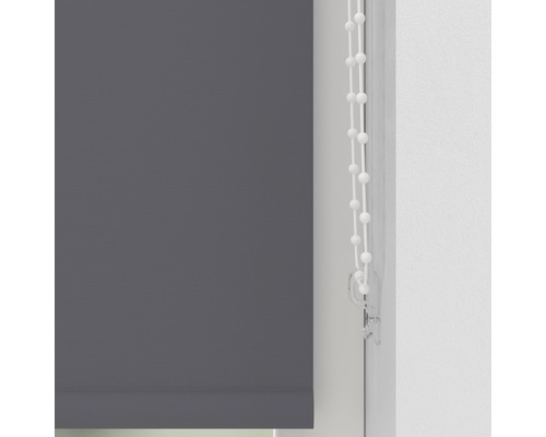 Store enrouleur gris avec chaînette pour la décoration de fenêtre