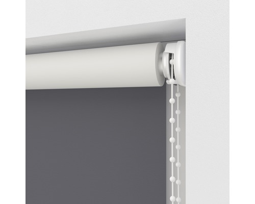 Store enrouleur gris avec chaînette pour la décoration de fenêtre