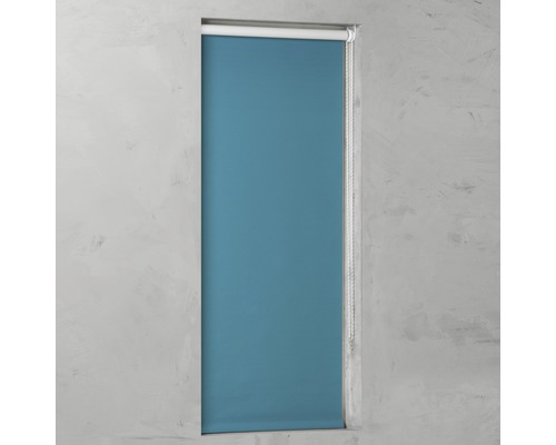 Blauer Rollladen in einem Fensterrahmen