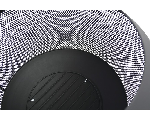 Detailansicht einer Feuerstelle mit runder, perforierter Metallstruktur