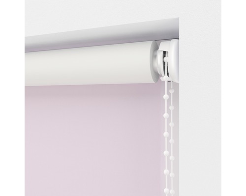 Detailaufnahme eines weißen Rollos mit Kettenzug