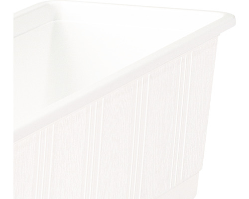 Gros plan sur un bac à plantes en plastique avec des rainures verticales.