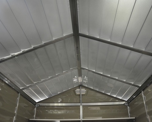 Innenansicht eines Gerätehauses mit Metalldach und Rahmenkonstruktion